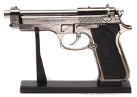 Зажигалка пистолет Beretta 92 серебряный (Silver) большой на подставке